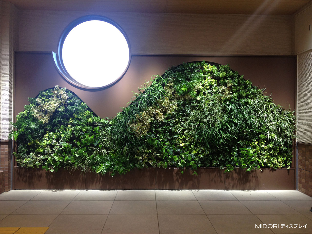 植栽で見る人を楽しませる壁面緑化