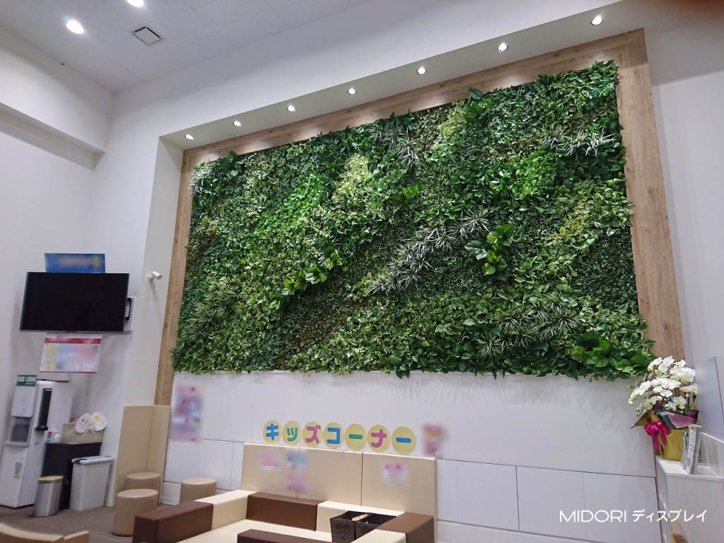 商業施設内におけるダイナミックアート装飾 | 壁面緑化の事なら株式会社ディーマーケット MD事業部 MIDORIディスプレイ